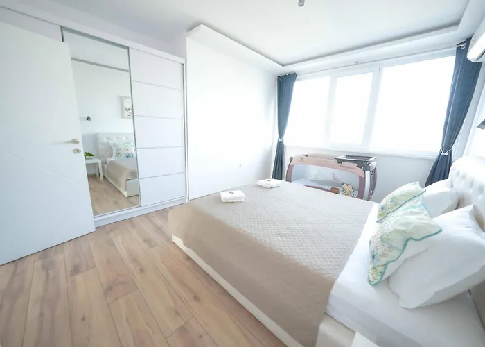 Sunny 2-bedroom With Sea View