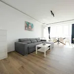 Sunny 2-bedroom With Sea View Apartment