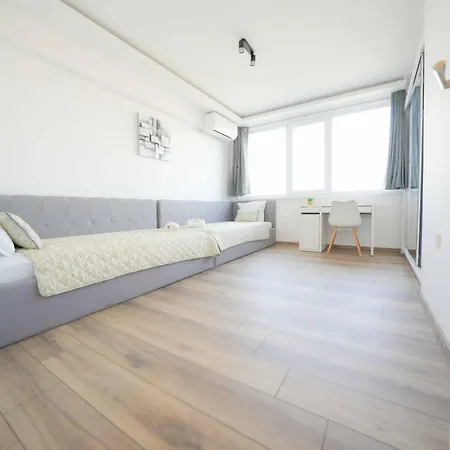 Sunny 2-bedroom With Sea View