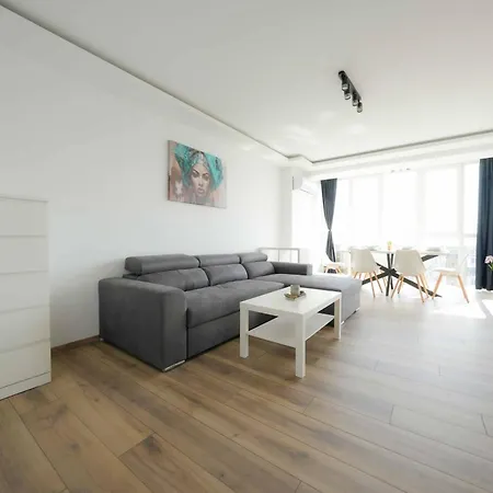 Sunny 2-bedroom With Sea View Apartment