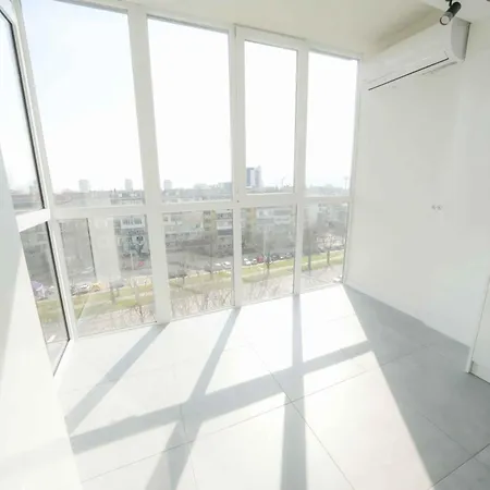 Sunny 2-bedroom With Sea View Apartment *