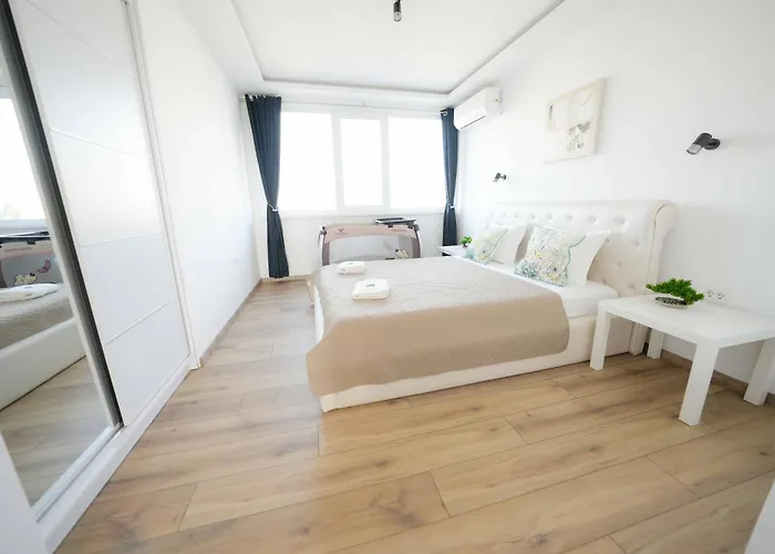 Sunny 2-bedroom With Sea View Lägenhet Varna