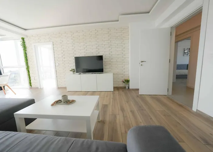 Sunny 2-bedroom With Sea View *