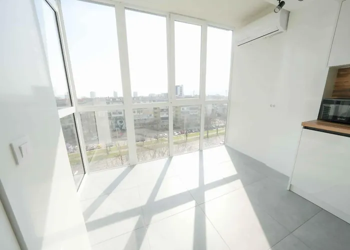 Sunny 2-bedroom With Sea View Lägenhet *